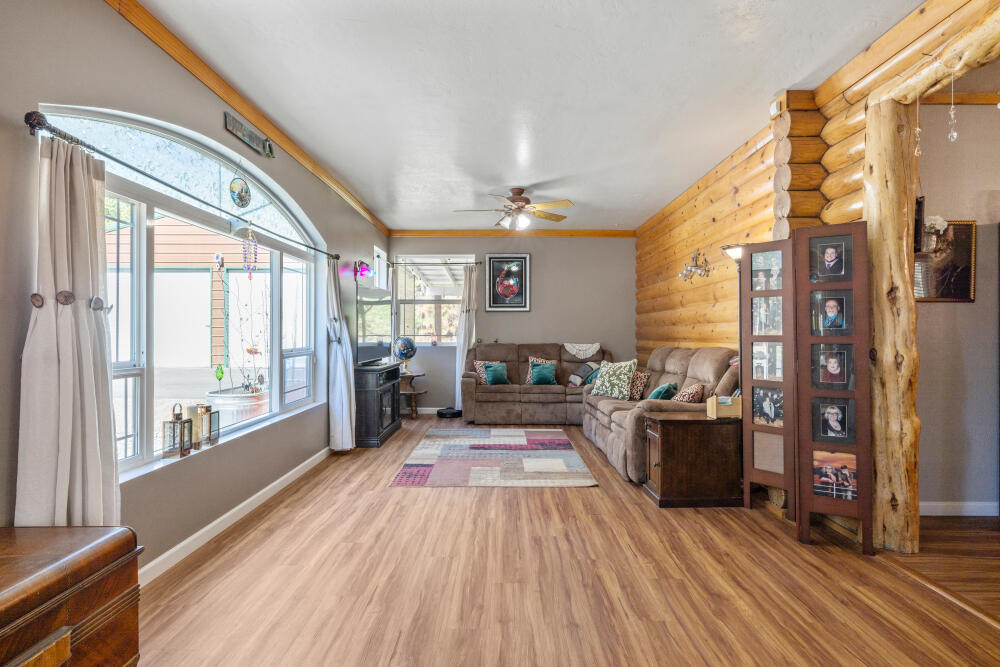 4093 Round Lake Road Klamath Falls, OR 97601 - Photo 7 of 81 Living Room