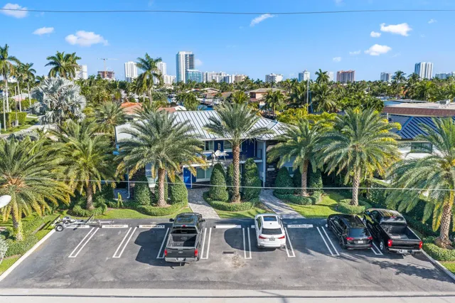 a view of livingroom with furniture