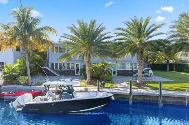 a view of a yard with sitting area