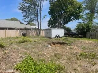 a view of a backyard with pathway