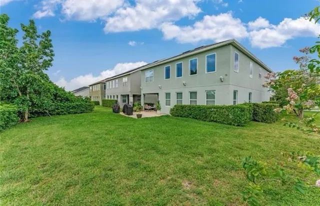 a view of a house with backyard and garden