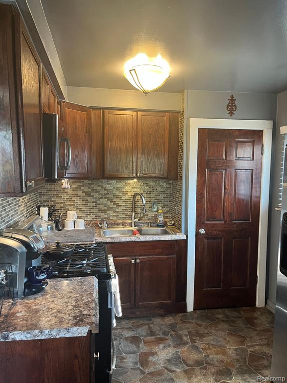 7138 Edgeton Street Hamtramck, MI 48212 - Photo 2 of 15
