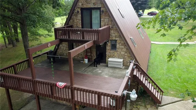 a view of a back yard