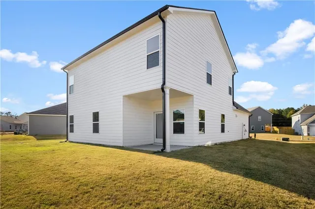 a view of a house with a yard