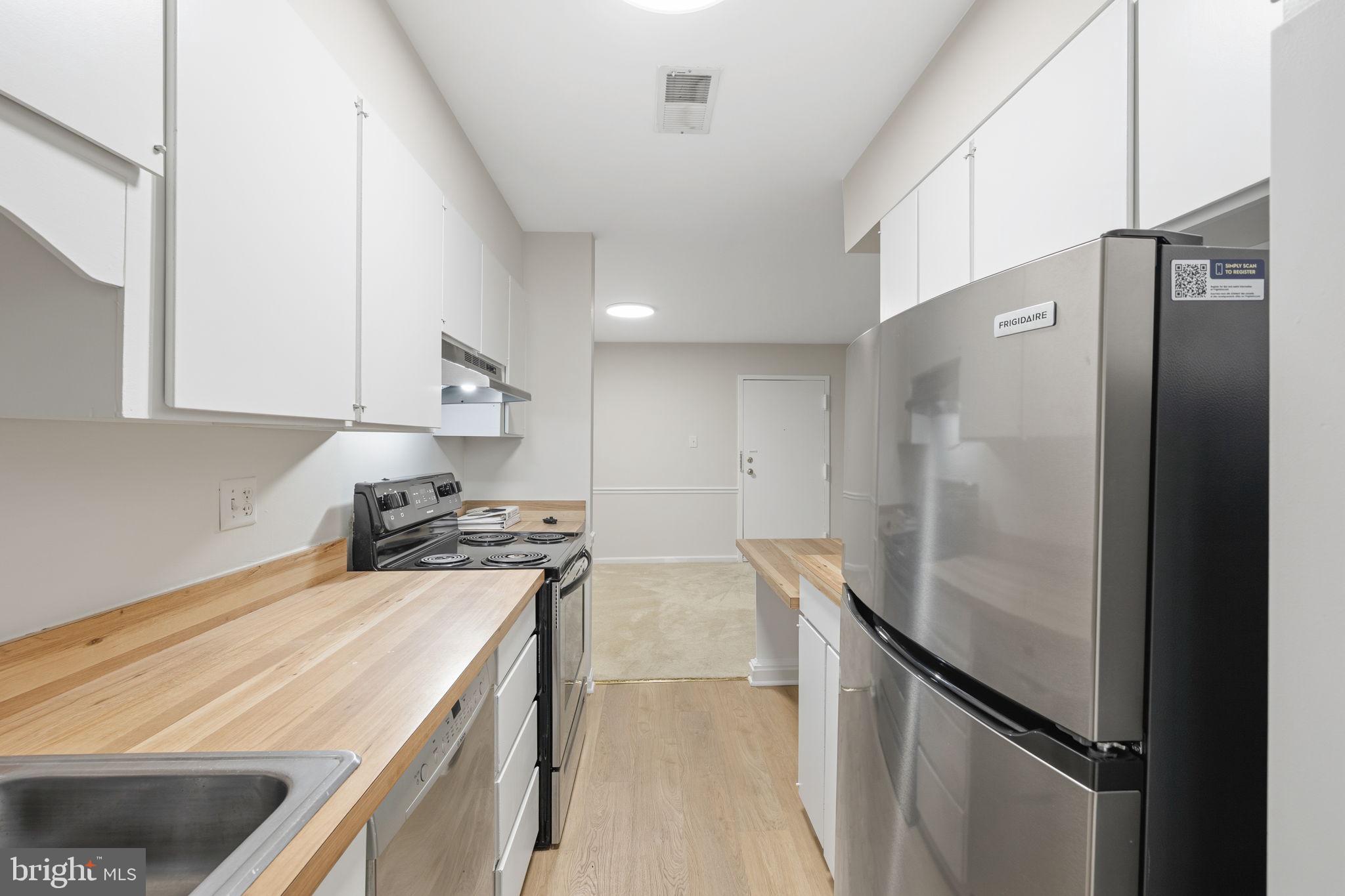 5817 Rexford Drive, Unit 798 Springfield, VA 22152 - Photo 8 of 23 a kitchen with stainless steel appliances a refrigerator a stove and a sink