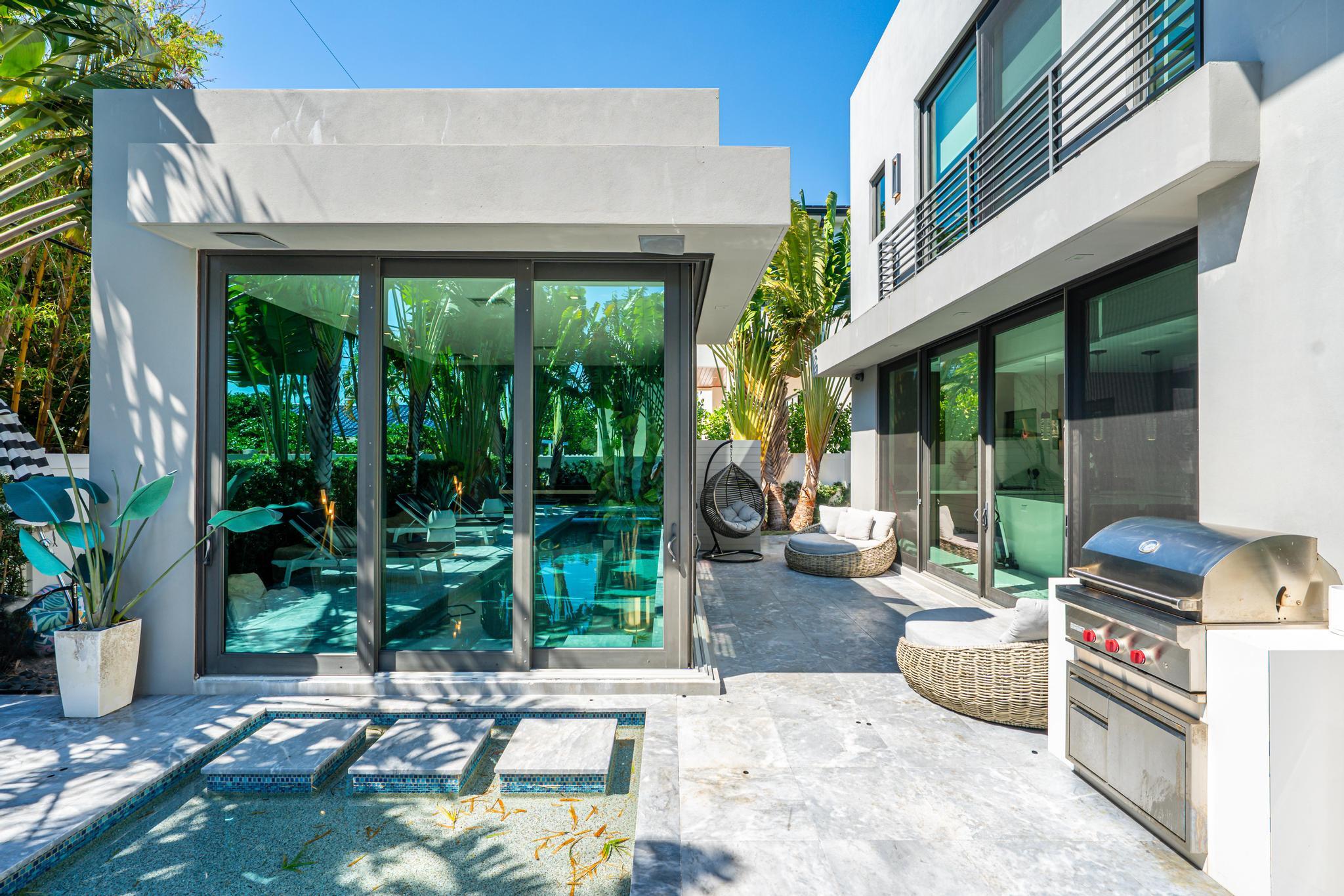 520 Northeast 4th Lane Boca Raton, FL 33432 - Photo 25 of 40 a building outdoor space with patio furniture and potted plants