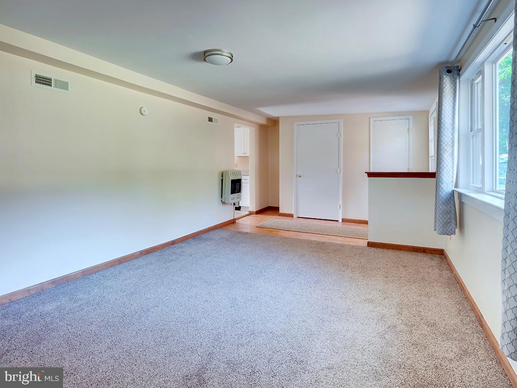 26571 Broadkill Road Milton, DE 19968 - Photo 17 of 23 Spacious Living room