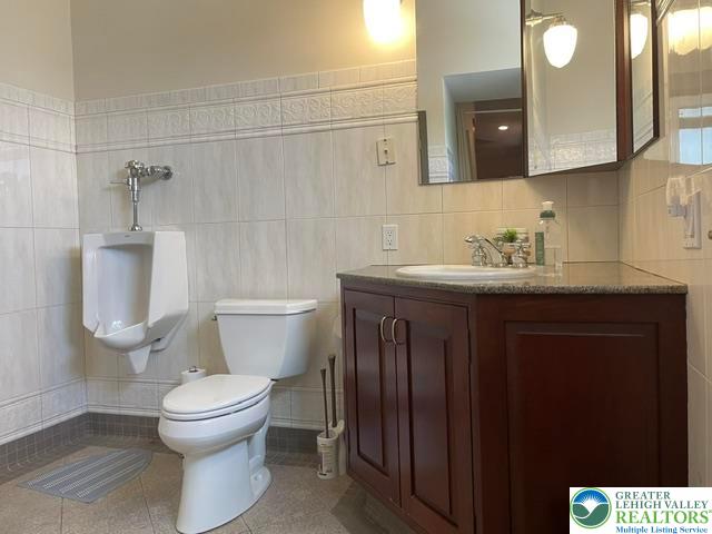 5093 Vera Cruz Road North Emmaus, PA 18049 - Photo 17 of 47 Full bathroom