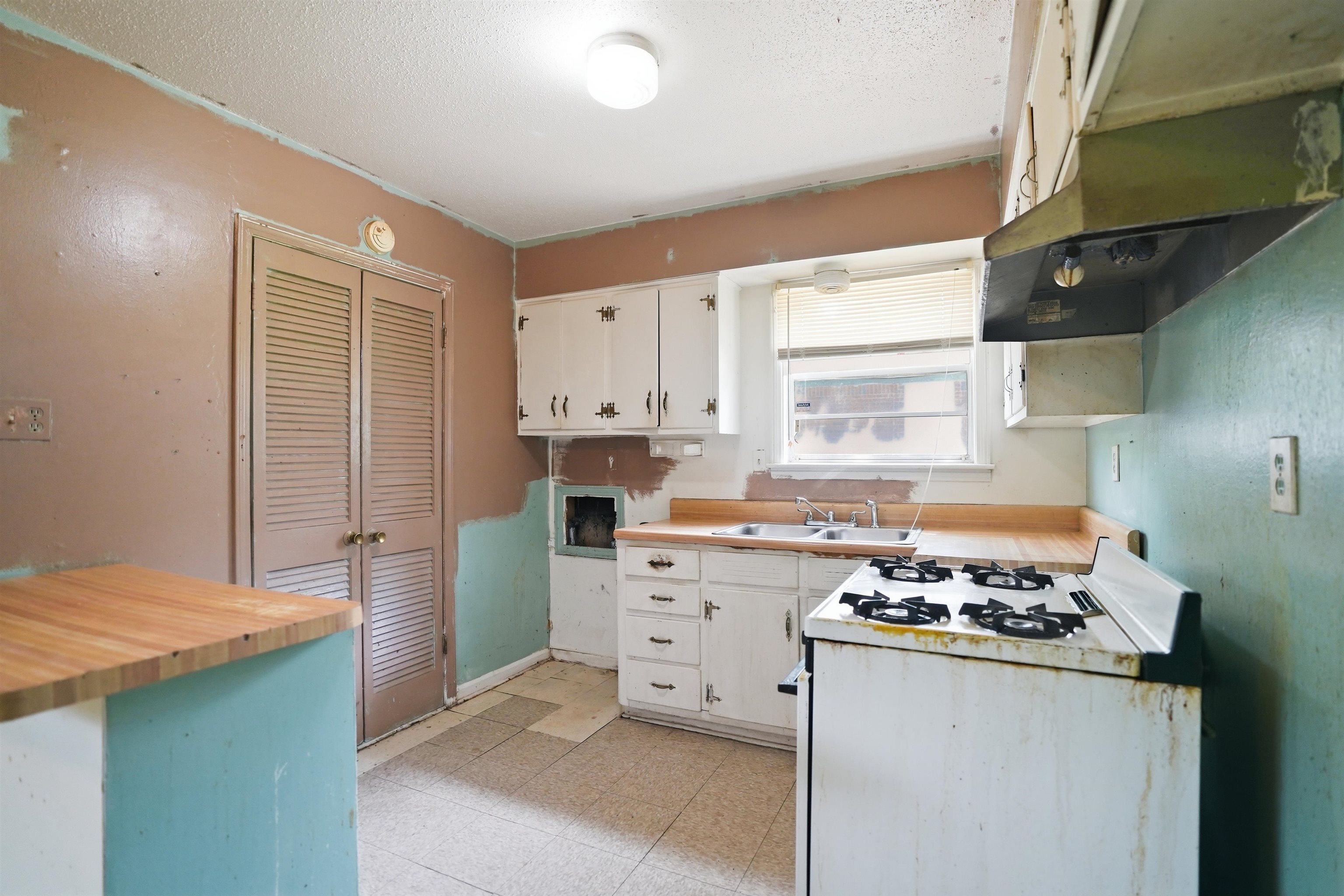 4254 Sidney Road Memphis, TN 38116 - Photo 15 of 23 a kitchen with a stove a sink and a refrigerator