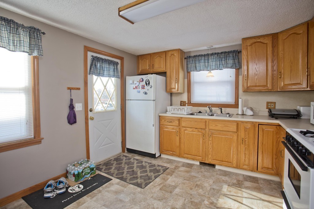 164 Winton Street Springfield, MA 01118 - Photo 4 of 23