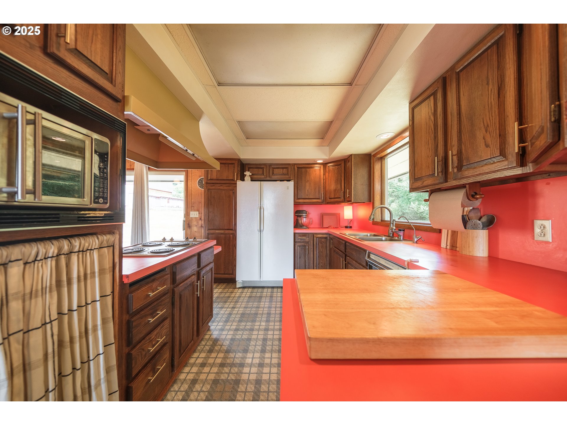 92693 T T Larson Road Astoria, OR 97103 - Photo 12 of 40 a view of a living room and kitchen