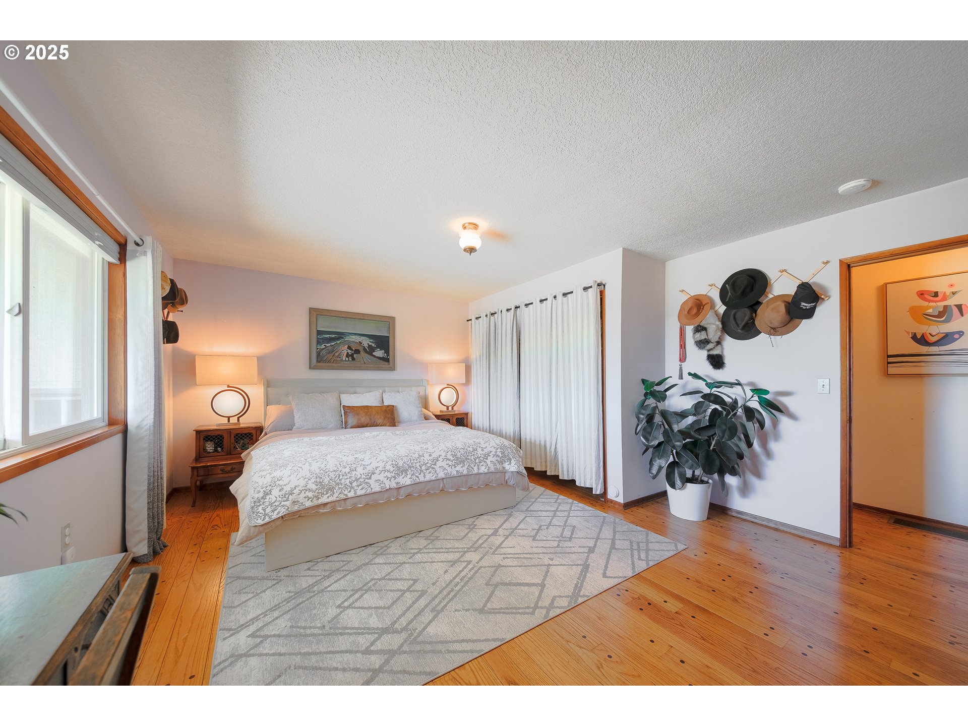 92693 T T Larson Road Astoria, OR 97103 - Photo 25 of 40 a living room with a bed furniture and a flat screen tv