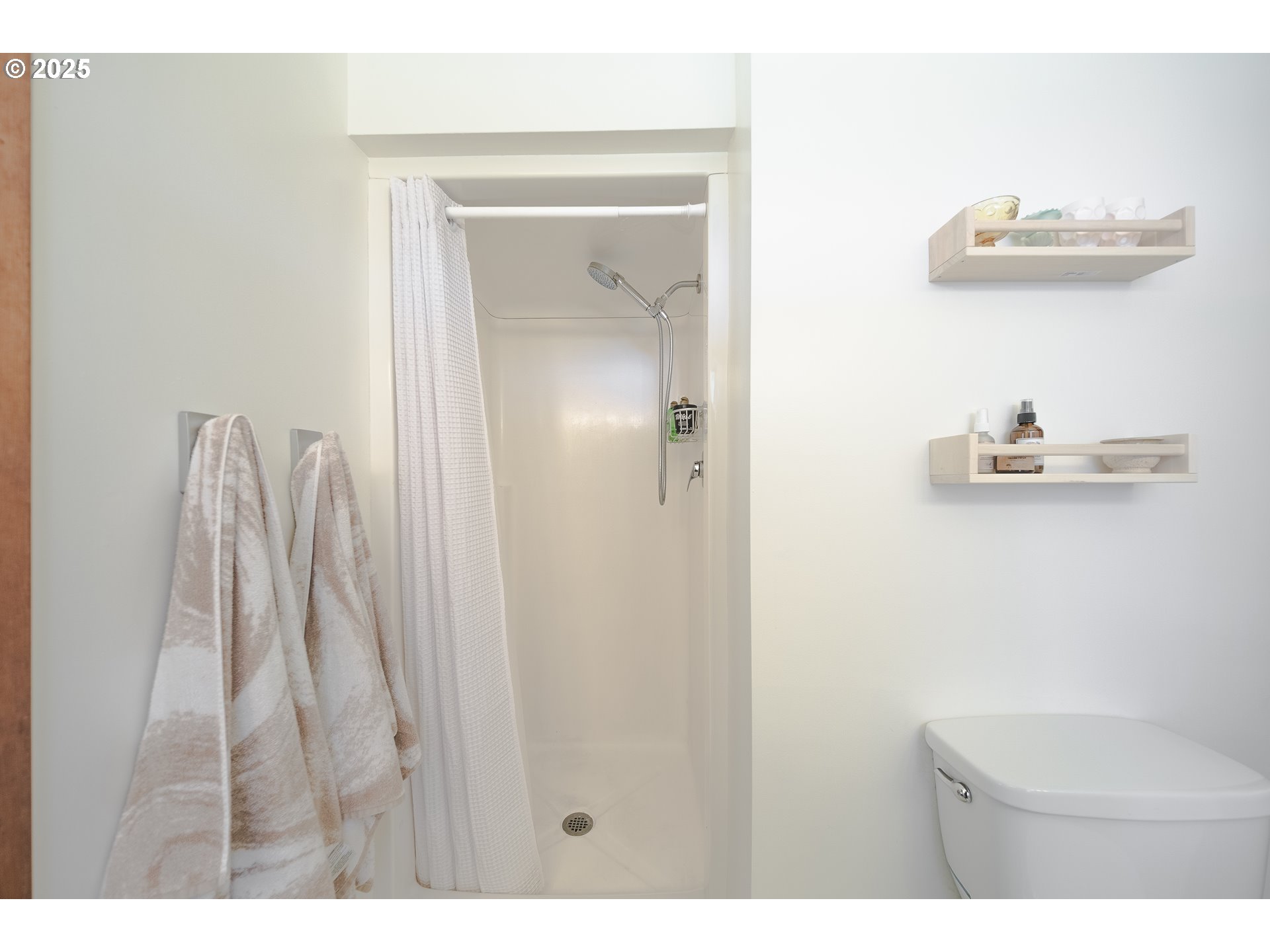 92693 T T Larson Road Astoria, OR 97103 - Photo 28 of 40 a bathroom with a toilet