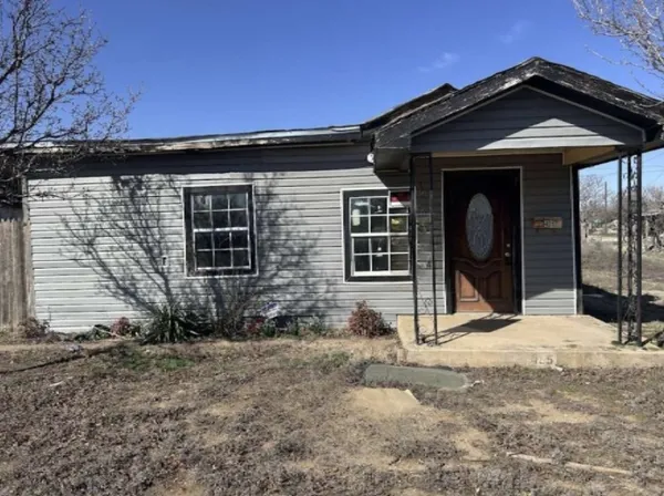 a view of a house with backyard