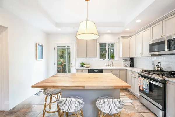 $2,250,000 | 302 Concord Road, Weston, MA 02493