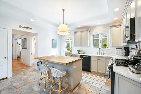 $2,250,000 | 302 Concord Road, Weston, MA 02493