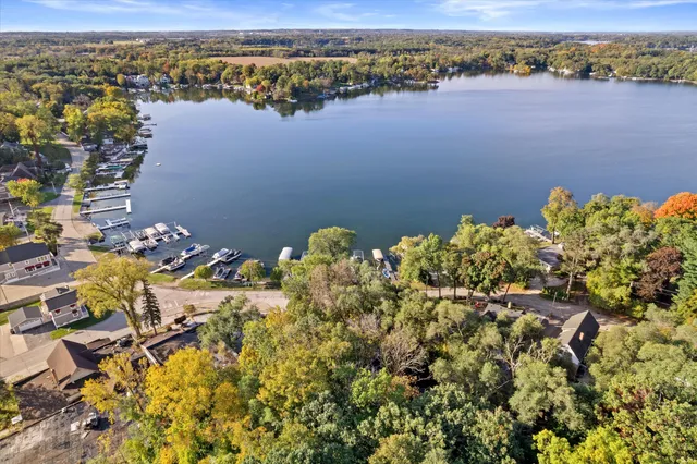 $999,900 | N9254 East Shore Road, East Troy, WI 53120