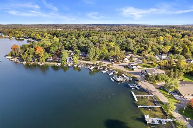 $999,900 | N9254 East Shore Road, East Troy, WI 53120