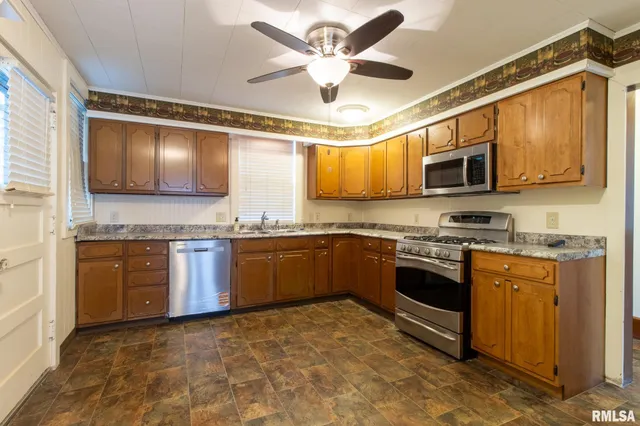 $162,900 | 1030 North Cedar Street, Galesburg, IL 61401