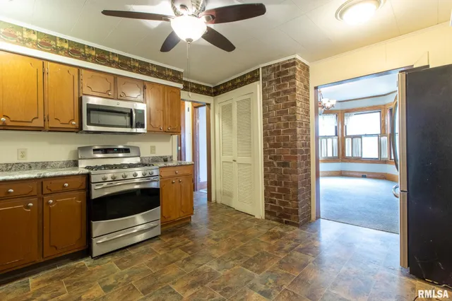 $162,900 | 1030 North Cedar Street, Galesburg, IL 61401