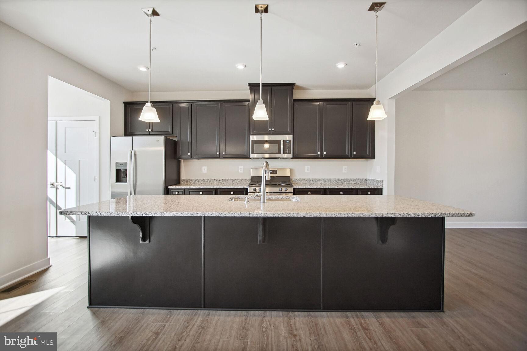 KITCHEN WITH STAINLESS STEEL APPLICANCES