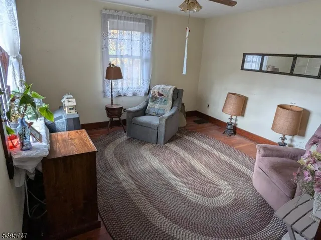 $349,900 | 182 Highway 31, Hampton, NJ 08827