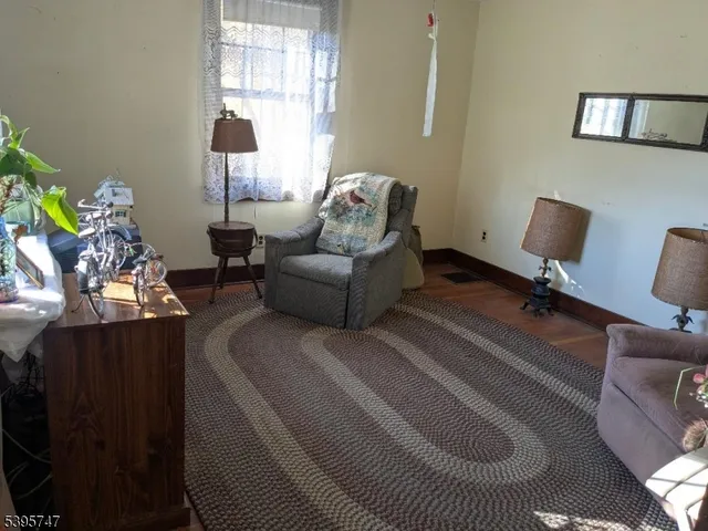 $349,900 | 182 Highway 31, Hampton, NJ 08827