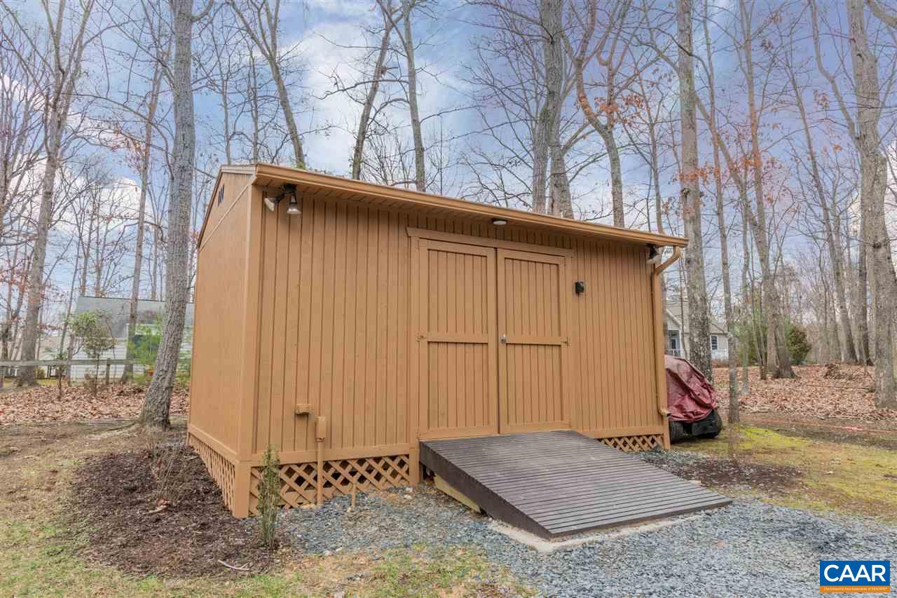 33 Oak Grove Road Palmyra, VA 22963 - Photo 6 of 42 a backyard of a house