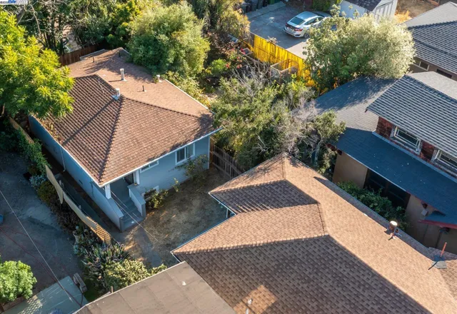a view of an outdoor space with a backyard