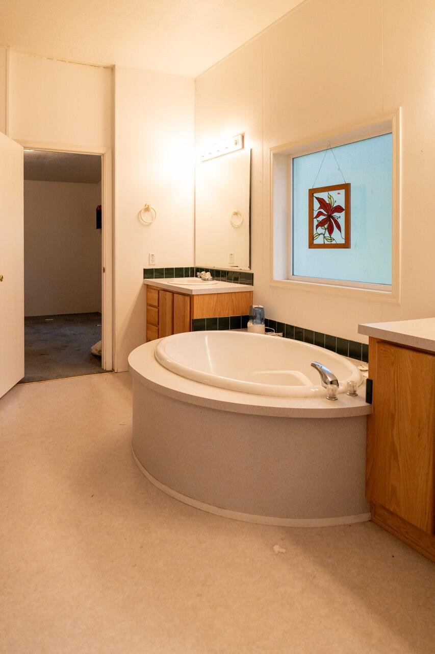3411 East Langell Valley Road Bonanza, OR 97623 - Photo 30 of 43 Jack & Jill Bath