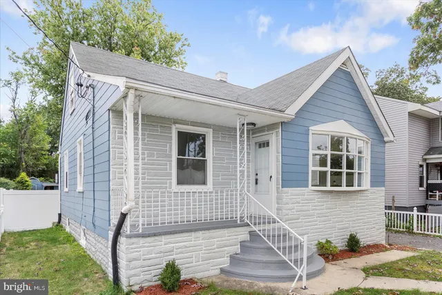 a view of house with a yard