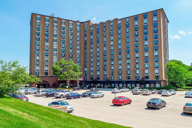 a group of cars parked in front of a building