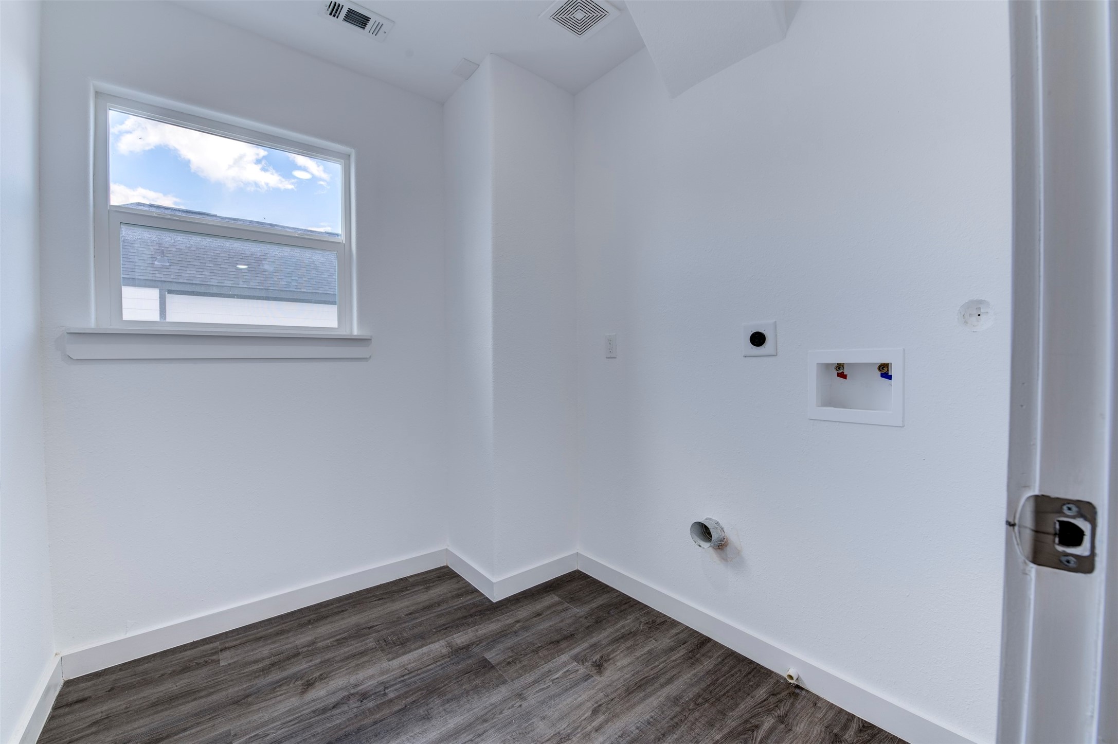 6309 Sandra Street, Unit B/2 Houston, TX 77028 - Photo 19 of 23 a view of an empty room with wooden floor and a window