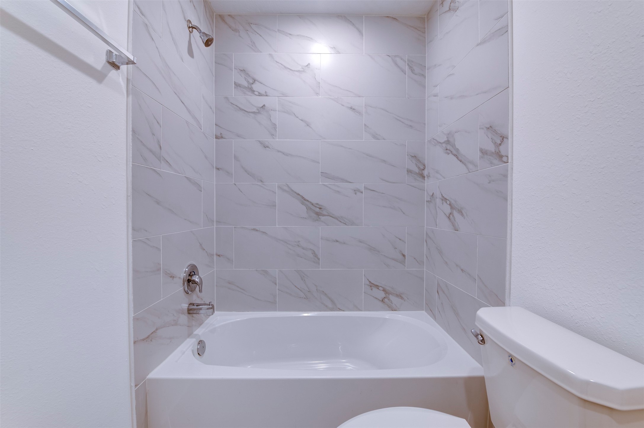 6309 Sandra Street, Unit B/2 Houston, TX 77028 - Photo 22 of 23 a bathroom with a bathtub and toilet