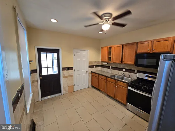 $1,000 | 147 West Douglass Street, Reading, PA 19601