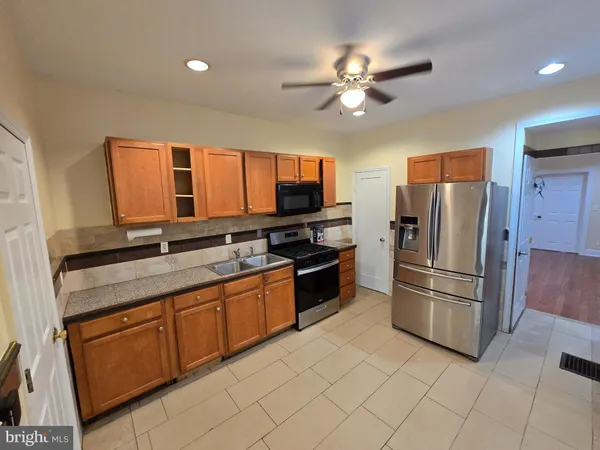 $1,000 | 147 West Douglass Street, Reading, PA 19601