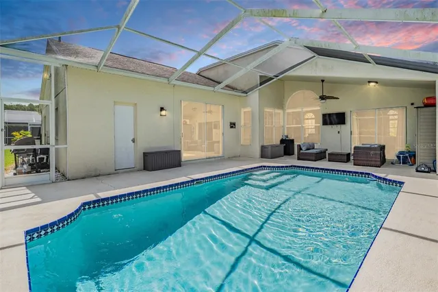 a view of an house with backyard