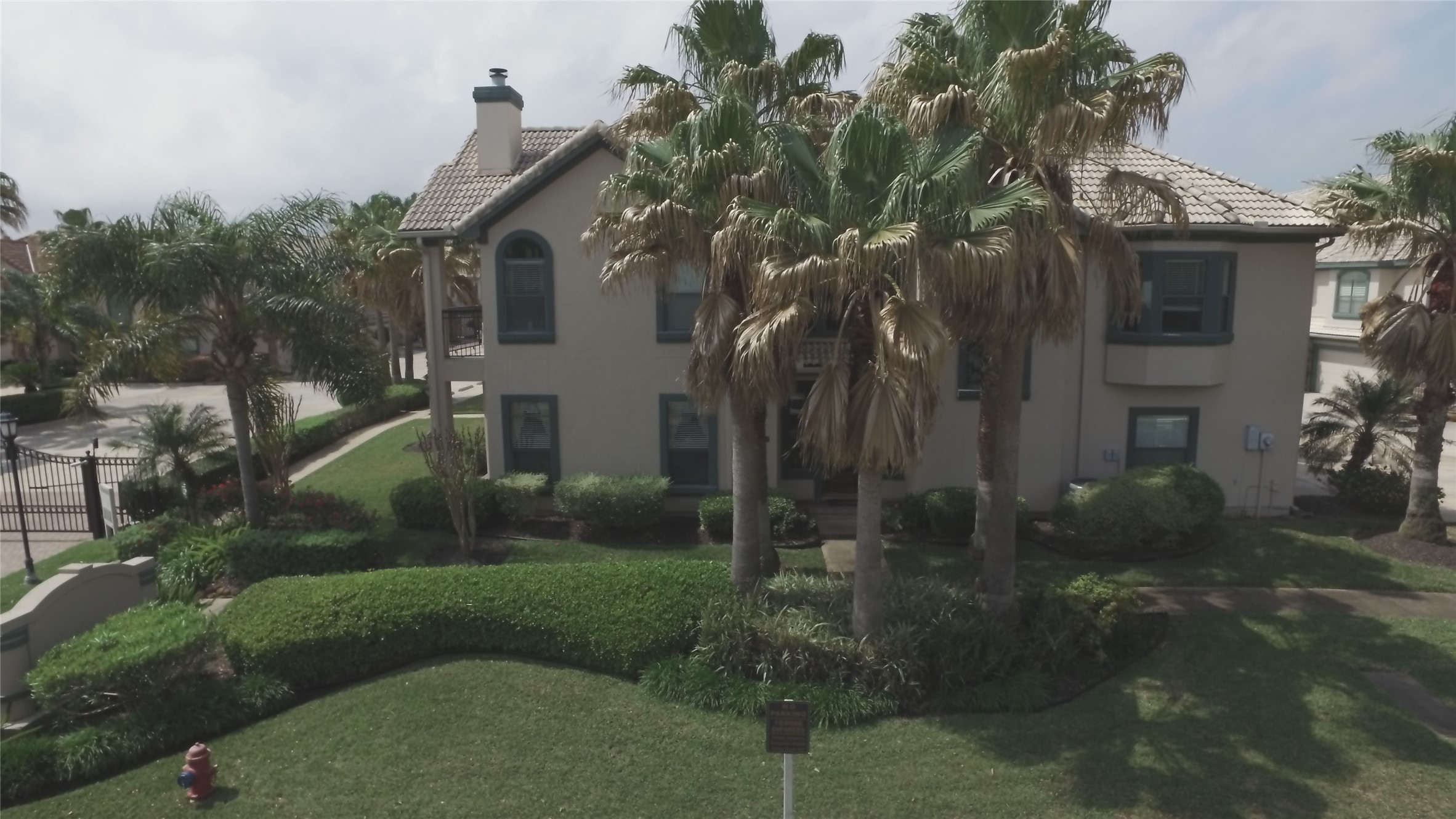 457 Mariners Drive Kemah, TX 77565 - Photo 3 of 25 Lots of windows facing Marina.