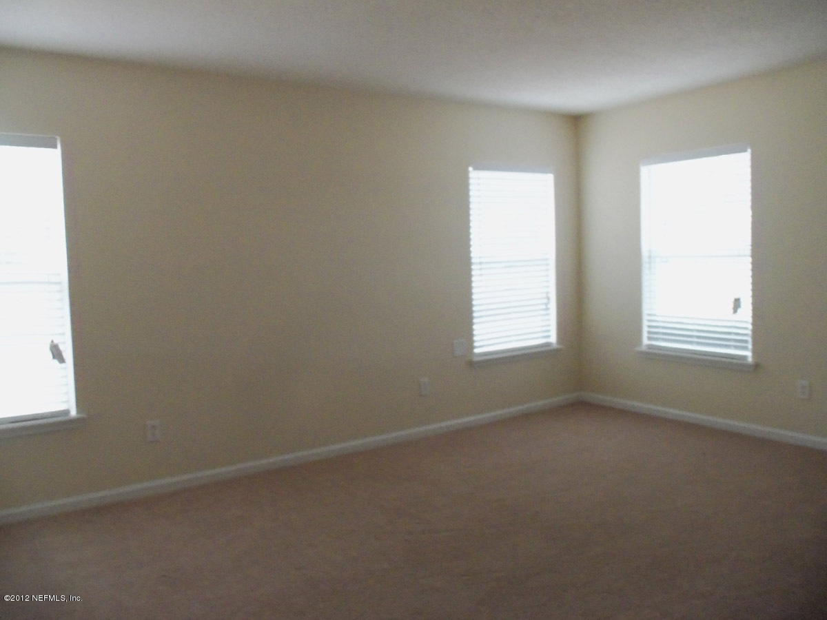 76016 Long Pond Loop Yulee, FL 32097 - Photo 3 of 8 Living room