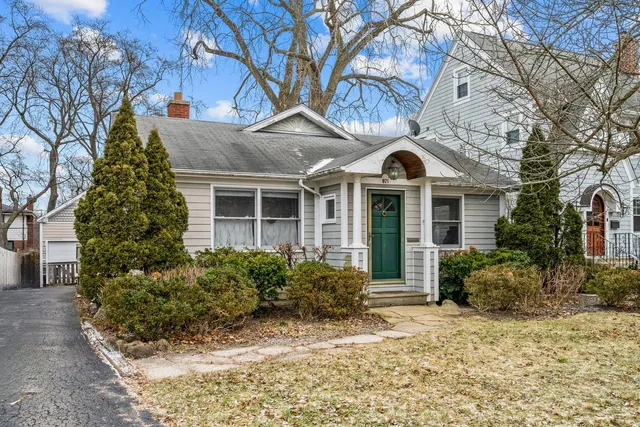 $399,000 | 971 Windsor Road, Highland Park, IL 60035