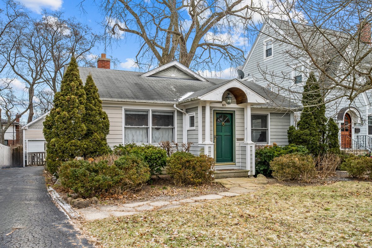 971 Windsor Road Highland Park, IL 60035 - Photo 1 of 11