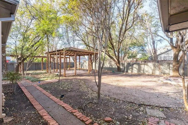 a view of a yard with a tree