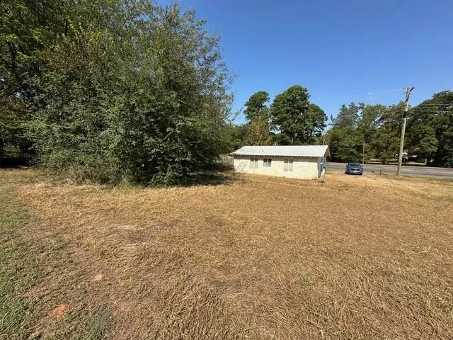 a view of back yard of the house