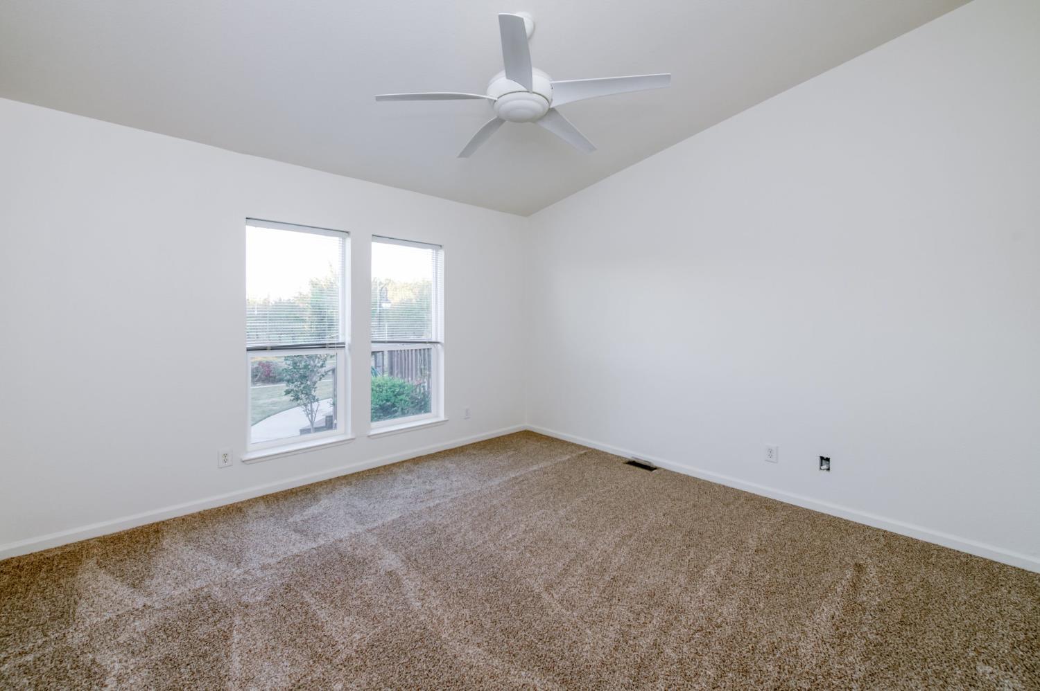 8646 Cairo Avenue Laton, CA 93242 - Photo 15 of 38 an empty room with a window