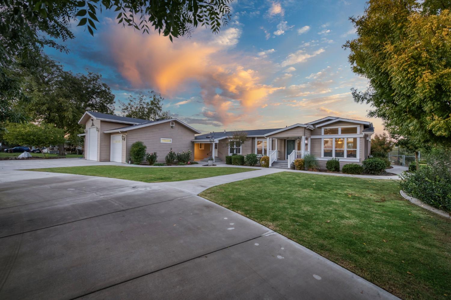 8646 Cairo Avenue Laton, CA 93242 - Photo 2 of 38 a front view of house with yard and green space