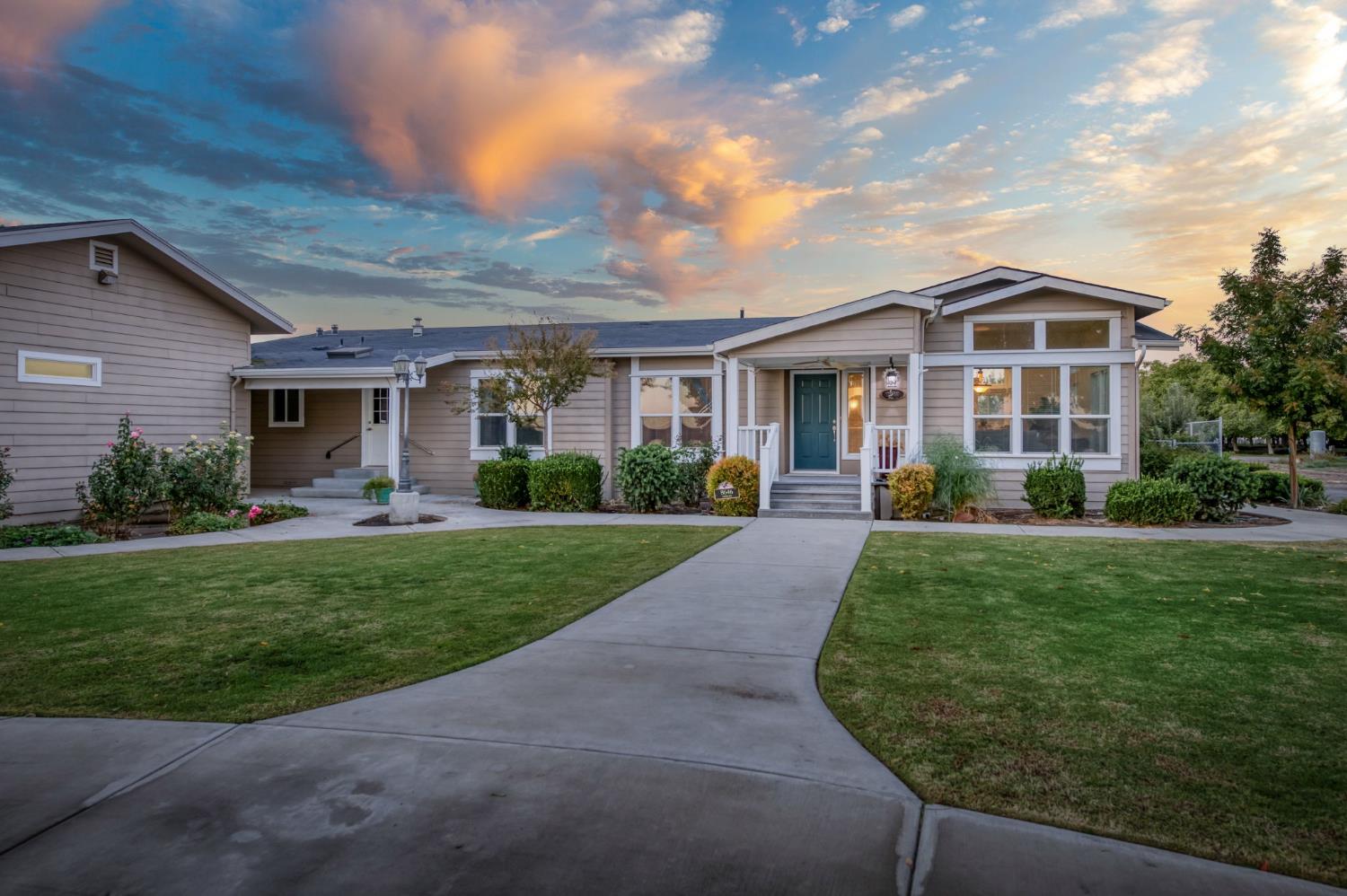 8646 Cairo Avenue Laton, CA 93242 - Photo 36 of 38 a front view of a house with a yard