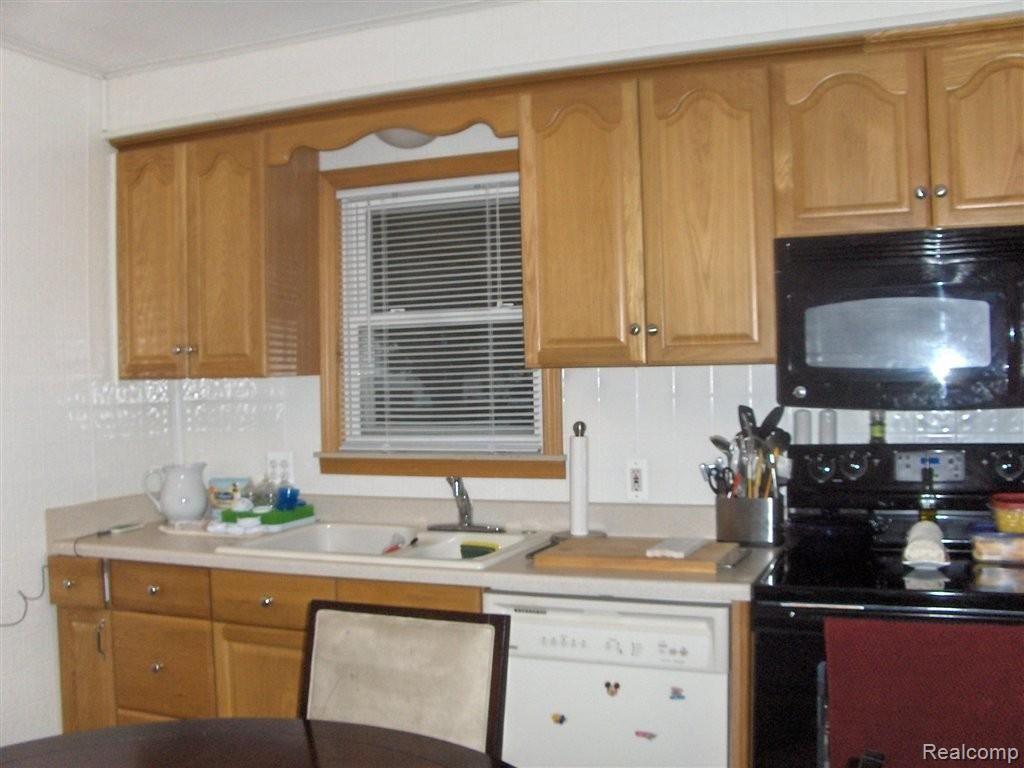 26198 Superior Road Taylor, MI 48180 - Photo 12 of 19 Built in Dishwasher & Microwave