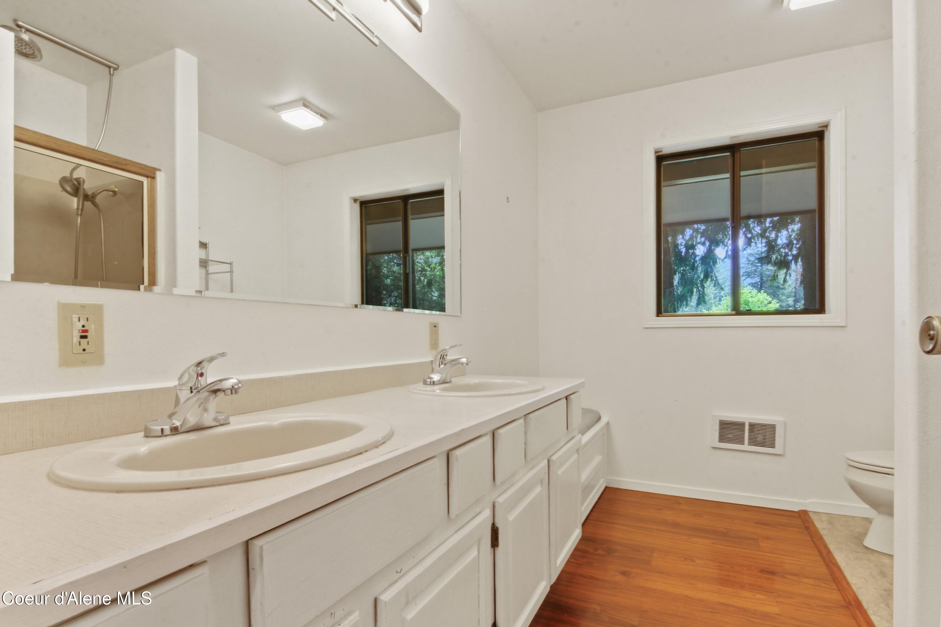 150 Denali Road Sagle, ID 83860 - Photo 28 of 40 028_Bathroom