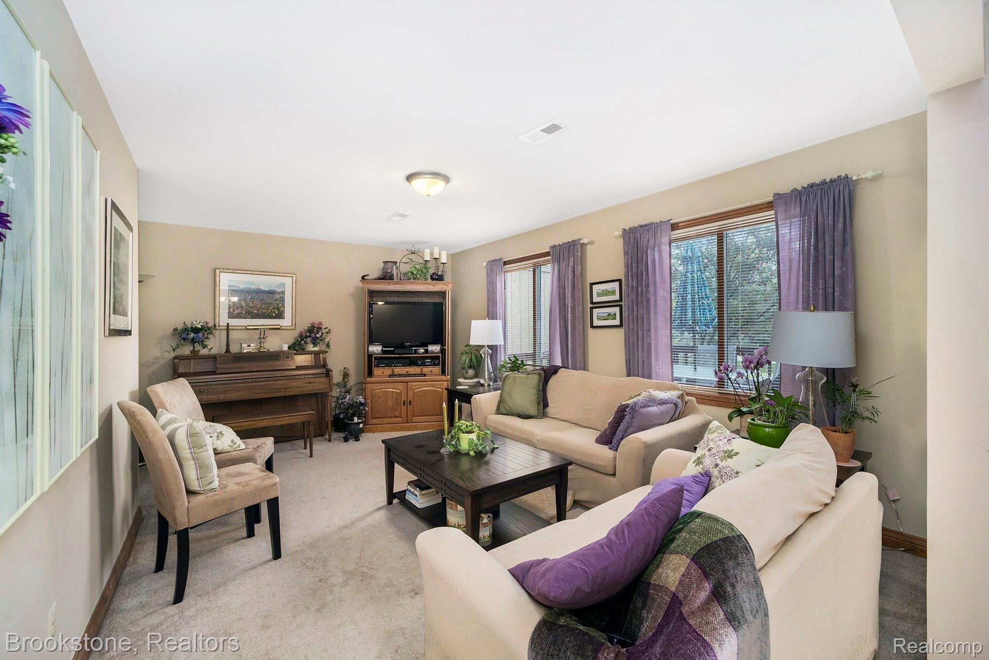 2285 Rochelle Park Drive, Unit 122 Rochester, MI 48309 - Photo 18 of 32 017A1084.jpg
