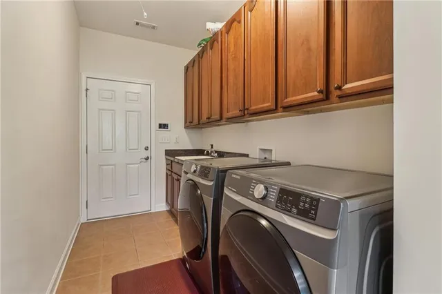 a view of front of a house with a yard